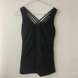  - Träningslinne med inbyggt tyg vid bysten!  Storlek: M  Pris: 75kr och då ingår frakten 😊