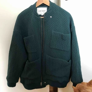  - Grön jacka från Carin Wester, storlek S. Fri frakt! Sorry för hunden i hörnet, hen vägrade flytta på sig.