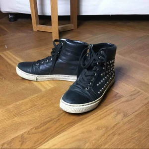  - Kan bytas mot annat.  Sneakers i äkta läder med nitar. Svarta.