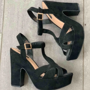  - Klackar säljes då de inte kommer till användning, använda 1 gång! väldigt behagliga då de är platå! Frakt tillkommer