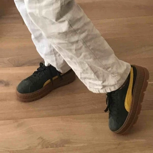 Puma x FENTY Creepers  - Helt nya sneakers från Puma x FENTY kollektionen! Köpte för runt 1000kr. Kommer med originallådan, tillhörande sammetspåse och vita skosnören.