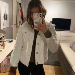  - Vit jeansjacka mot slitningar, super snygg och är lite oversized på mig som normalt har S 