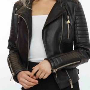  - Skinn jacka från chiquelle  (två små hål på armen summa ej)