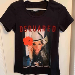 Utförsäljning - DSQuared2 - Helt ny!  -  Oanvänd DSQUARED2 Icon - T-shirt för tjejer.  Storlek S  OBS: KÖPAREN STÅ FÖR FRAKTEN! - Frakt med spårnummer kostar 63kr