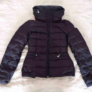  - Fin dunjacka från Moncler i nyskick. Kan skicka fler bilder+autentisieringskod.  Varm och go med snygg krage som kan vecklas ut till en huva.   Strl 1, EU-strl 36. Har själv 36-38.   Djur-och rökfritt.  Kan provas på Lidingö.