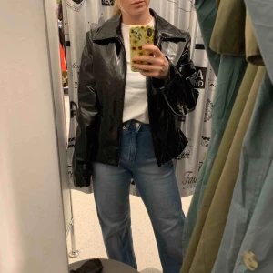  - Supersnygg vintage lackjacka, säljer pga behöver pengar men så fin!!!!!!  köparen betalar för frakten 