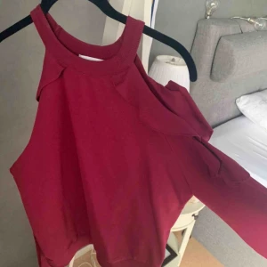  - Tröja från Therese Lindgrens kollektion med nakd. ”Utskärning” i axlarna med volang