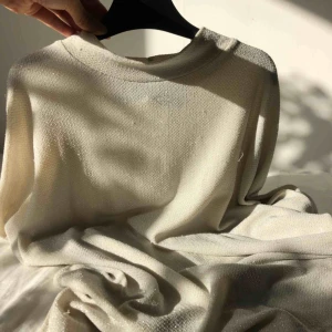  - Glittrig halv-polo tisha. Längre baktill och ärmar till strax ovanför armbågen-ish. SÅ snygg men används inte tillräckligt, hoppas nån annan kan glittra ikapp denna tisha!