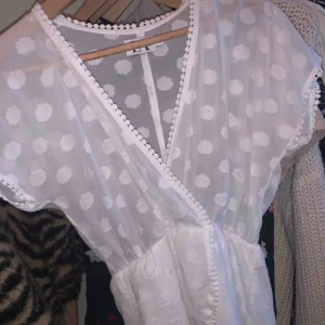  - Finaste jumpsuiten från Linn Ahlborgs kollektion med NAKD😍 Använd endast en gång så väldigt bra skick. Skriv för fler bilder eller frågor!