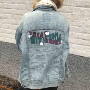  - Jeansjacka med Harry Styles ”Treat people with kindness” citat🖤 Modellen har storlek XS men den passar de flesta storlekar beroende på hur man vill att den ska sitta❣️handmålad 