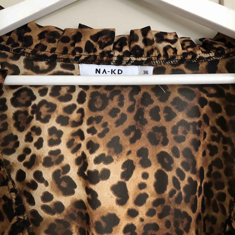 Leopardfärgad blus från NAKD men ”justerbara” armar och knytning i midjan!. Blusar.