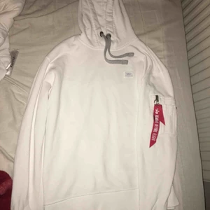  - Det är en liten fläck på neder kant. Det är m i storlek men känns mer sen s 😊