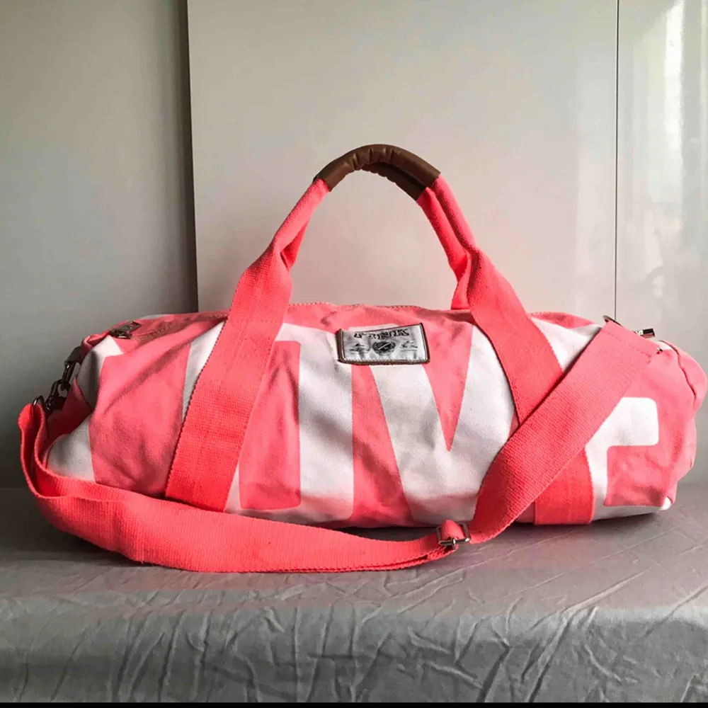 Snygg weekendbag från Victoria’s Secret PINK i neonrosa. Köparen betalar för frakt. . Väskor.