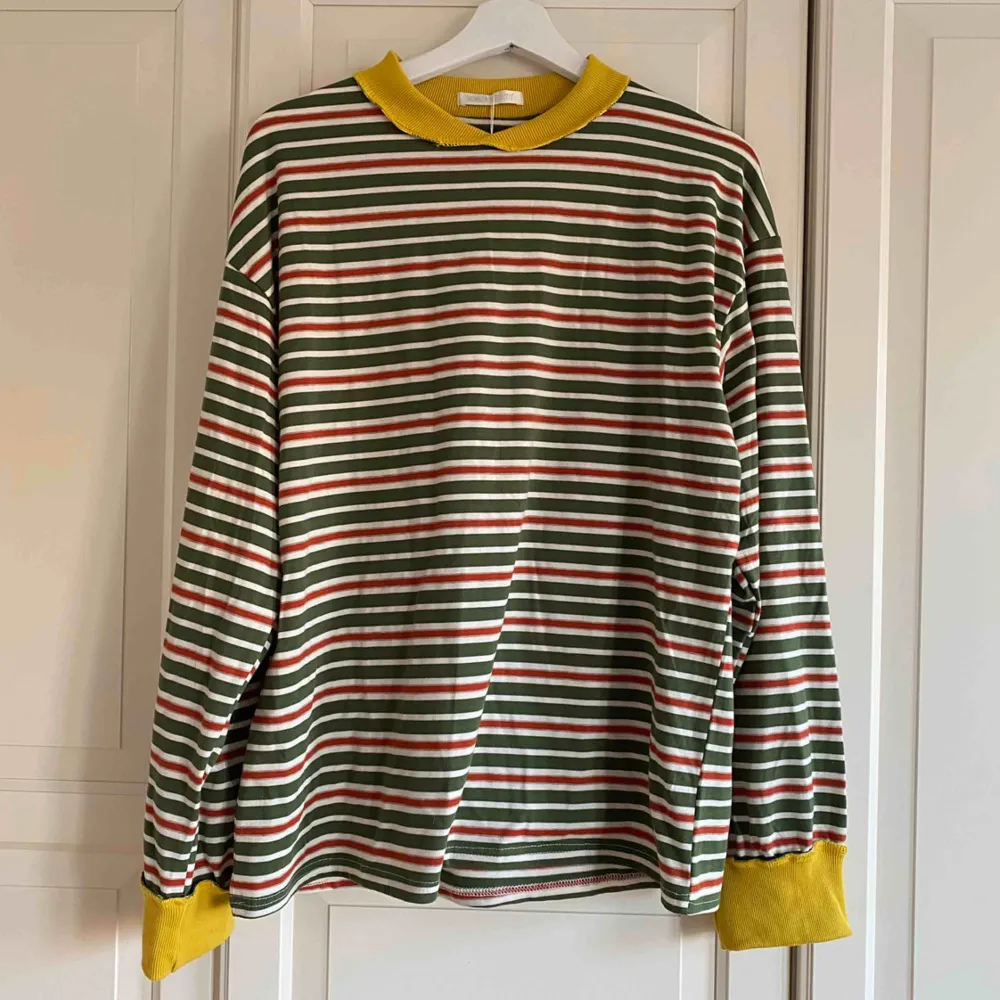 röd-grön-randig sweater med gula detaljer från yesstyle! lappen sitter kvar. såååå skön och jättesöt, men har inte kommit till användning😕 står storlek one size, men skulle säga att det är en M då den är lite over sized! - köparen står för frakten. Tröjor & Koftor.