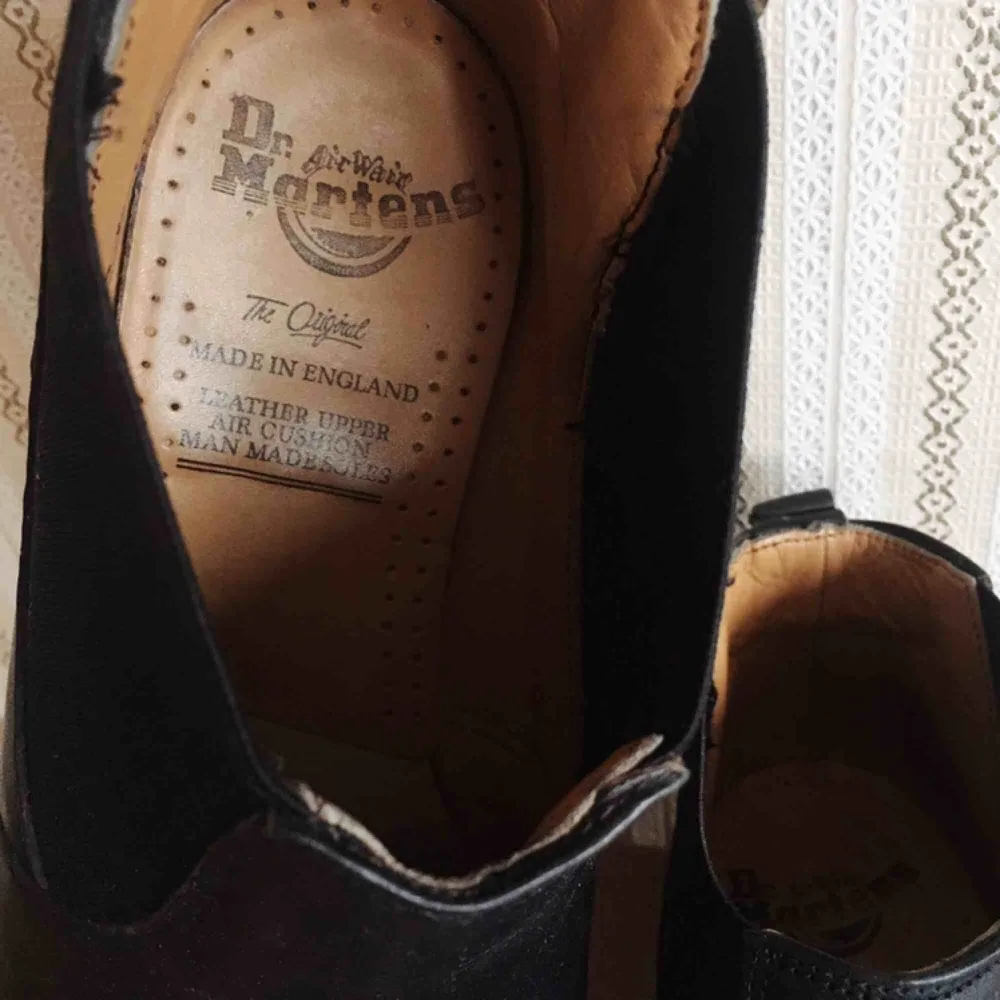 Unika lågt skurna Dr.Martens köpta i vintagebutik, knappt använda. Superskick!. Skor.