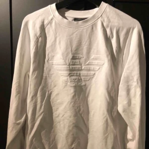  - Tröjan är en vit Emporio Armani i storlek XL (Sitter som en L), inköpt på NK 2019 och är i mycket bra skick. Kan gå billigare vid snabb affär.