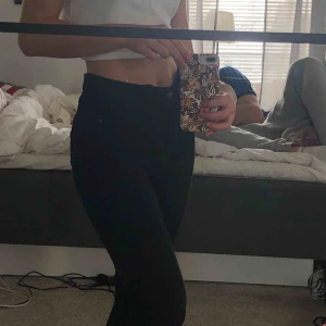  - Snygga högmidjade svarta jeans i storlek S, passar även XS! Väldigt stretchiga och bra kvalite!