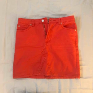  - Röd jeanskjol som är köpt på Nelly.com. Använd endast 1 gång. Säljs då den inte kommer till användning. Storlek 36 och fortfarande tajt som en ny jeanskjol alltid är. Frakt ingår i priset. 