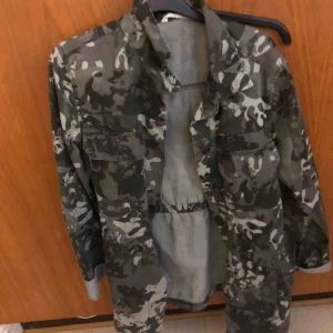  - Skitsnygg militärjacka. Använd fåtal gånger. Bra skick. Går ner till halva låret ungefär. 