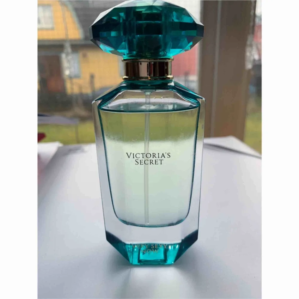 Sensuell  limited edition Victoria’s Secret  parfym från deras sommar kollektion. Köpte denna och det visade sig senare att den inte passade mig. Den har en ganska stark kokos doft. Passade som sagt inte mig men den är Väldigt god! . Accessoarer.