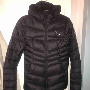  - Säljer denna tunna dunjacka från PUMA som blivit för liten för mig💕💖 perfekt för vår/höst eller under en tunn kappa! Möts i Uppsala eller fraktar!