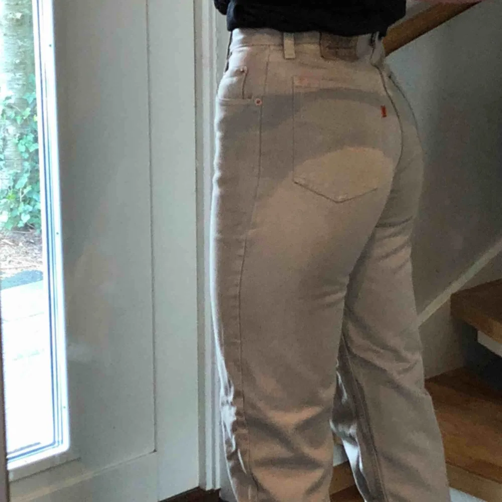 Superstiliga levisjeans, passar perfekt nu till våren!! Använda 1 gång, köpta second hand men är i mycket bra skick! De sitter rätt så tajt så skulle säga att det är ungefär W26-27 vid midjan. Kan även tillägga att du får en jävligt snygg rumpa i de!!!. Jeans & Byxor.