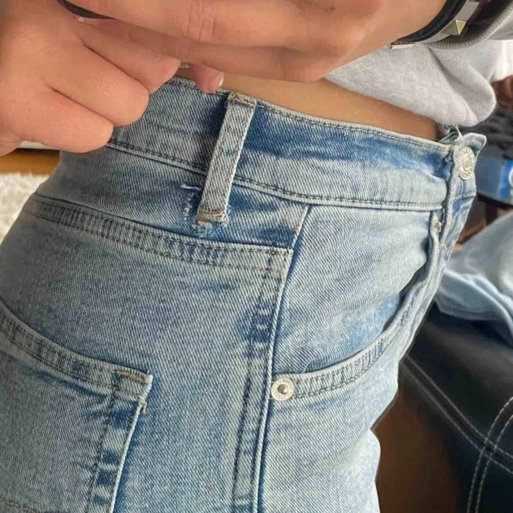 Jättefina blåa jeans. Med slitningar ner till. Lite sönder vid ena hanklen, se sista bilden. (De är en storlek 38 men passar 36 bättre)  Jag är 170cm och har vanligtvis storlek 36/s. Jeans & Byxor.