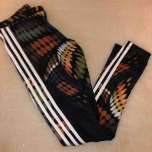  - RITA ORA X ADIDAS Superfina träningstights från Rita Oras kollektion med Adidas. Testade 1 gång men tyvärr lite för små för mig😭  Skynda och fynda!!😍