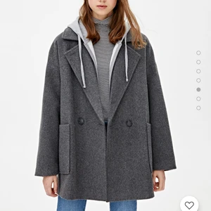 Populär slutsåld shacket/jacka - Säljer den populära eftertraktade slutsålda jackan / shacket från Pull and bear, endast använd 1 gång, dvs i nyskick! Först till kvarn 🖤lite  oversized i storleken, så snyggt då det är mer av en skjortjacka/tjock kavaj-jacka. Köpt för 650 kr 