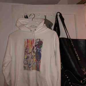  - Säljer min populära hoodie ifrån The cool elephant, inte använd speciellt mycket men har en jätte liten sminkfläck men som troligen går bort i tvätten (därav pris).