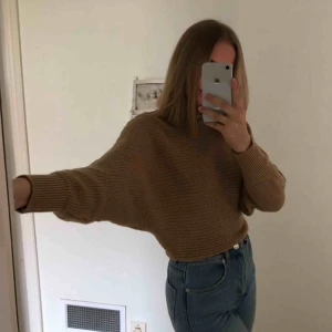  - En mysig stickad tröja från nakd! Beige, ”ballongärmar” och polokrage! Fint skick, använd en gång!   Betalning sker via Swish och köparen står för frakten, kan mötas upp nära kristianstad/bromölla/sölvesborg😁