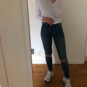  - Lite mörkare blå jeans från bikbok, högmidjade, endast använda 2 gånger och är i bra skick! Hål i knäna!  Betalning sker via Swish, köparen står för frakten, kan mötas nära kristianstad, bromölla, sölvesborg