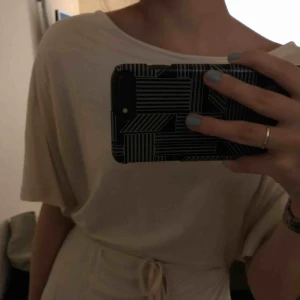  - Sandfärgad klänning med väldigt fin rygg! I bra skick! Köparen står för frakten<3