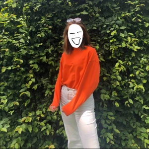  - Säljer ett par super fina vita jeans som tyvärr inte kommer till användning längre. Vida med fickor som passar storlek S/M. Kolla min sida för fler nya plagg💓