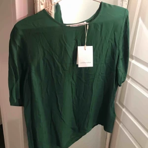  - Grön bas blus från samsoe samsoe, oanvänd med etiketter kvar. Nypris 799