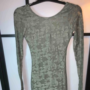  - Spetsklänning från Gina tricot stl 34 oanvänd 