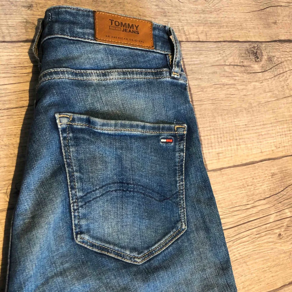 Jeans ifrån Tommy Hilfiger i storlek 25/30, använda men i mycket bra skick. Inga returer & köparen står för frakten. Betalning sker via swish😊. Jeans & Byxor.