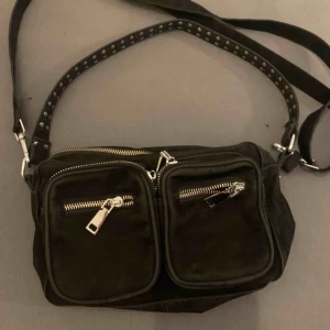  - Säljer nu min populära Noella väska! Nypris är 700kr. Kan frakta men köparen står för frakten!  