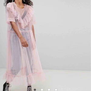  - Rosa klänning från Monki i typ tyll (?), storlek S. Fri frakt!