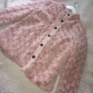  - Världens skönaste jacka i storlek SMALL. Jackan är i fuskpäls och i färgen rosa. Jättefin jacka som endast är använd 2-3 gånger! Den kommer inte till användning så därför säljes den.  • Köparen står för frakt!