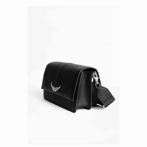  - Säljer min fina Zadig Voltaire väska. Köpt i början av januari det här året, använd två gånger. Nypris 295 euro. Tyvärr har en kant skrapats lite vilket har färgat kanten, inget som syns och skickar gärna bilder vid förfrågan! 