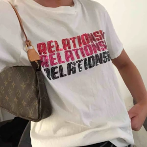  - En jättecool t-shirt där de står ”relationshit” 