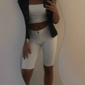  - Bikershorts i jeansmaterial, är i storlek M men sitter som en S/27