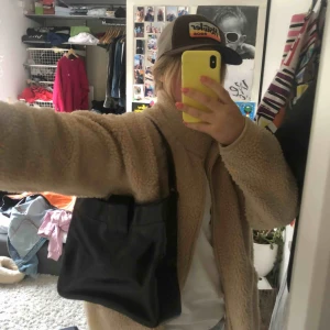  - Perfekta svarta vintage väskan, funkar med allt! Frakt 52🔥