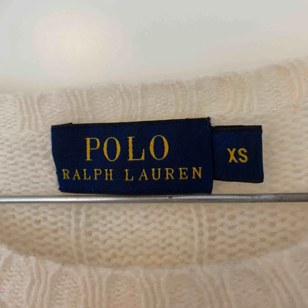 Kabelstickad tröja från Ralph lauren i storlek XS. Använd ett fåtal gånger. Säljer så jag inte får tillräckligt med användning av tröjan. Köparen står för frakt. Pris kan diskuteras . Tröjor & Koftor.