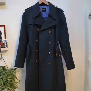  - Säljer denna fina kappan från Lindex. Är i storlek 40, helt oanvänd och i bra kvalité. Nypris 400kr. Kan postas eller mötas upp i Borås eller Kungsbacka. 