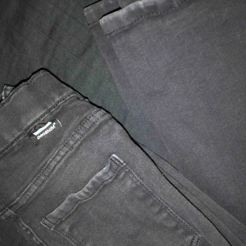Svarta Dr. Denim byxor i modellen Macy Black Ripped. Inköpta för 499kr Säljer för 230.  !!!Billigare vid snabbköp!!!. Jeans & Byxor.