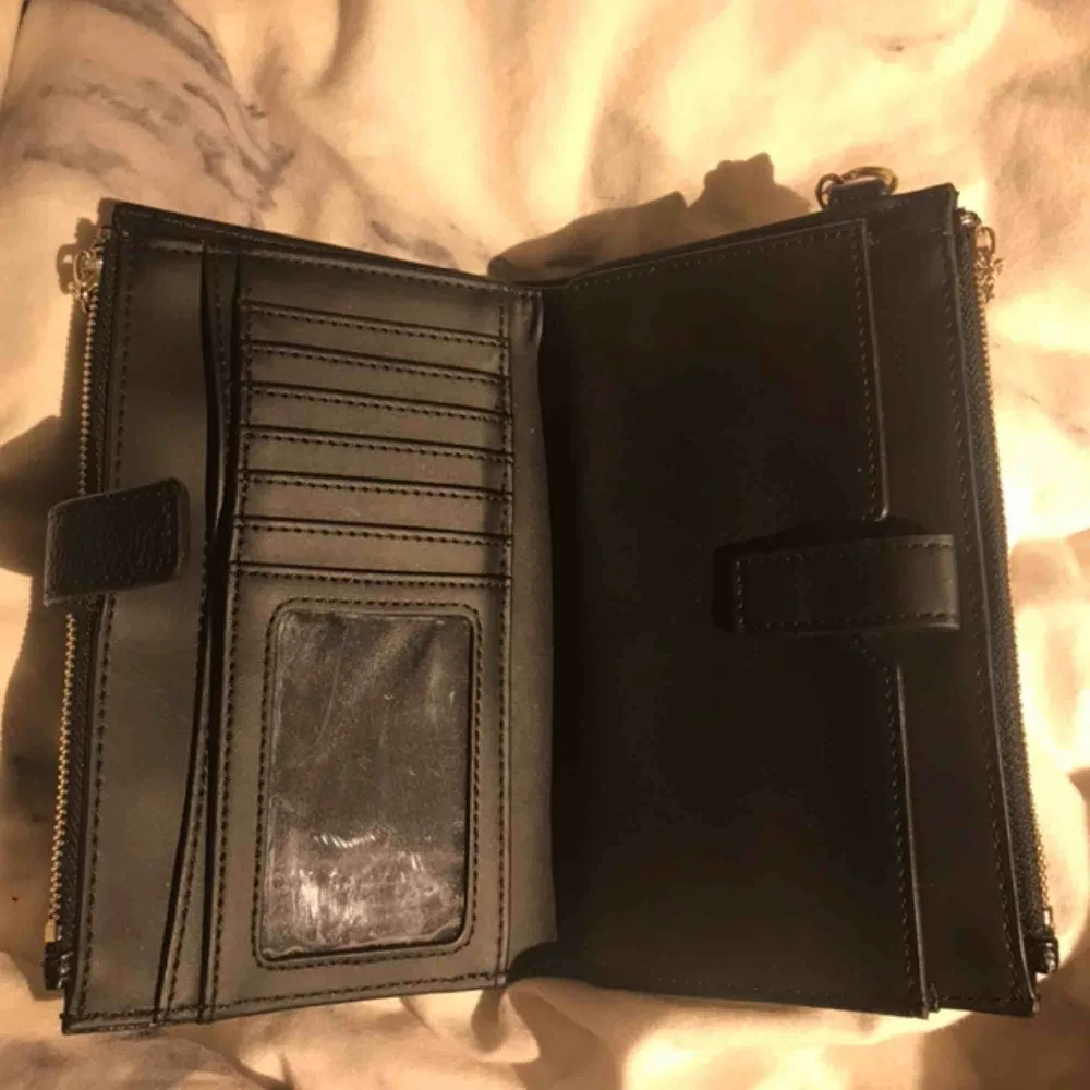 En nästan helt oanvänd guess plånbok, inga slitningar o i bra sick, säljer pga att den inte används, köparen står för frakt🥰. Väskor.