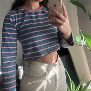  - (Många budar, gärna snabb affär så skickar jag redan idag)  Croppad långärmad tröja, super fin nu till våren:)  Tröjan är thriftad i Paris därav inget märke Passar både S och M 