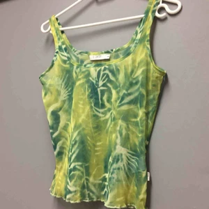  - Ja, den finns kvar. En topp i mesh från BC company. Från vad jag har förstått så slutade de sälja plagg i början på 2000’s, och var populära på 90-talet, så ett riktigt fynd! Har repor vid ena bysten, syns inte mycket. Försökt få med det på sista bilden.